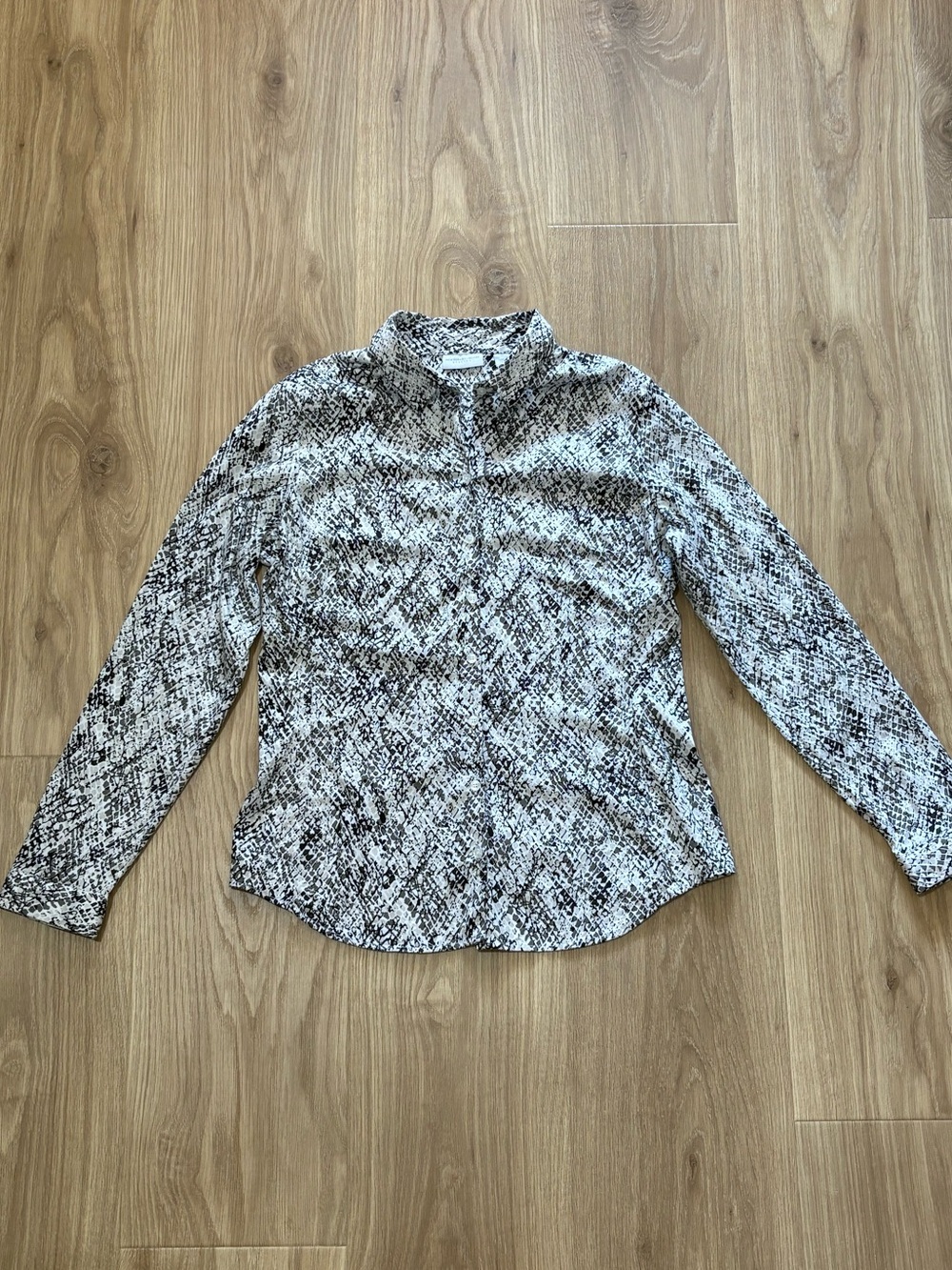 New York & Company Stretch Snakeskin Print Button Down Shirt – Size Medium